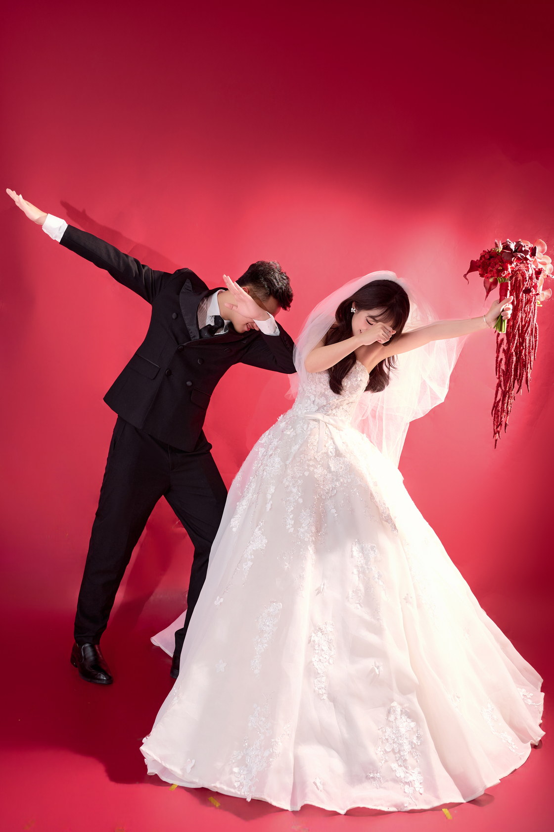 Cô dâu và chú rể tạo dáng nghịch ngợm trong ảnh cưới