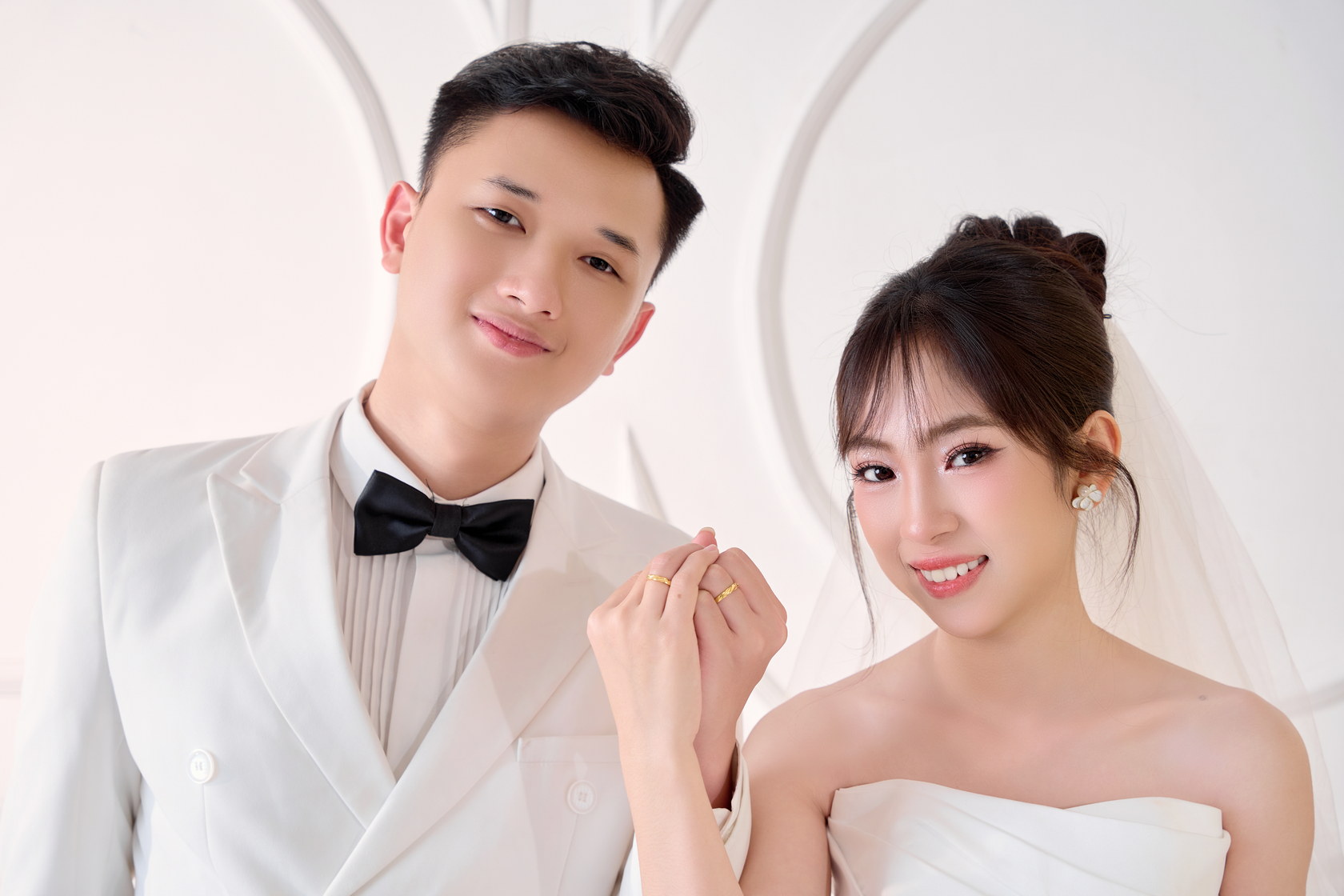 Cô dâu chú rể nắm tay thành hình trái tim, khoe nhẫn cưới